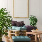 Canapé en palettes avec coussins dans un salon lumineux