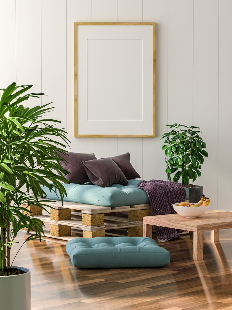 Canapé en palettes avec coussins dans un salon lumineux