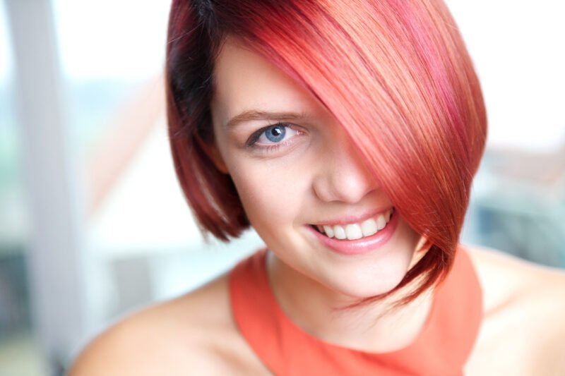 Femme aux cheveux colorés et brillants