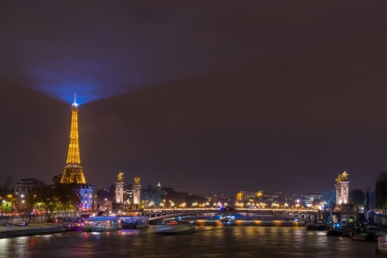 Vue nocturne de la Tour Eiffel et de la Seine à Paris