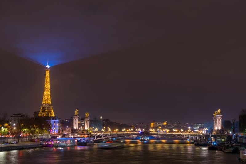 Vue nocturne de la Tour Eiffel et de la Seine à Paris