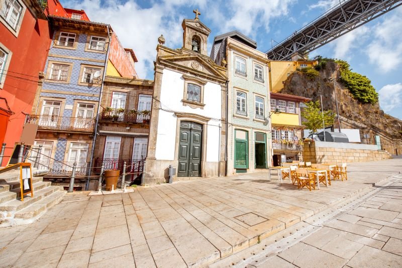 Vue du quartier de la Ribeira à Porto avec le pont Dom Luís I en arrière-plan