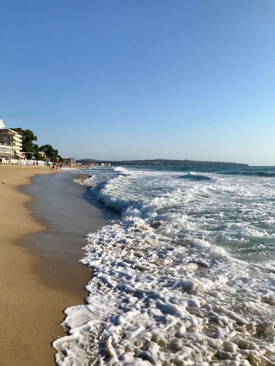 Vue panoramique d'un coucher de soleil sur la mer Noire avec des reflets dorés
