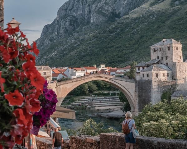 Vue emblématique du pont de Mostar, au-dessus d'une rivière turquoise
