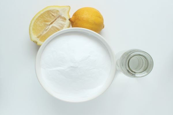 Bicarbonate de soude, citron et vinaigre pour un nettoyage écologique.