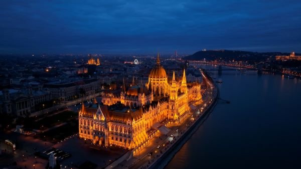 Vue aérienne spectaculaire du Parlement hongrois surplombant le Danube à Budapest
