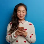 Femme asiatique souriante, symbolisant le succès et la satisfaction en amour