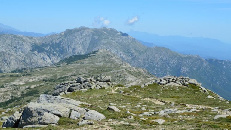 Paysage de montagne rocheux sous un ciel bleu en Corse