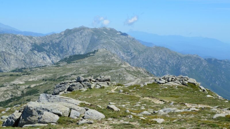 Paysage de montagne rocheux sous un ciel bleu en Corse