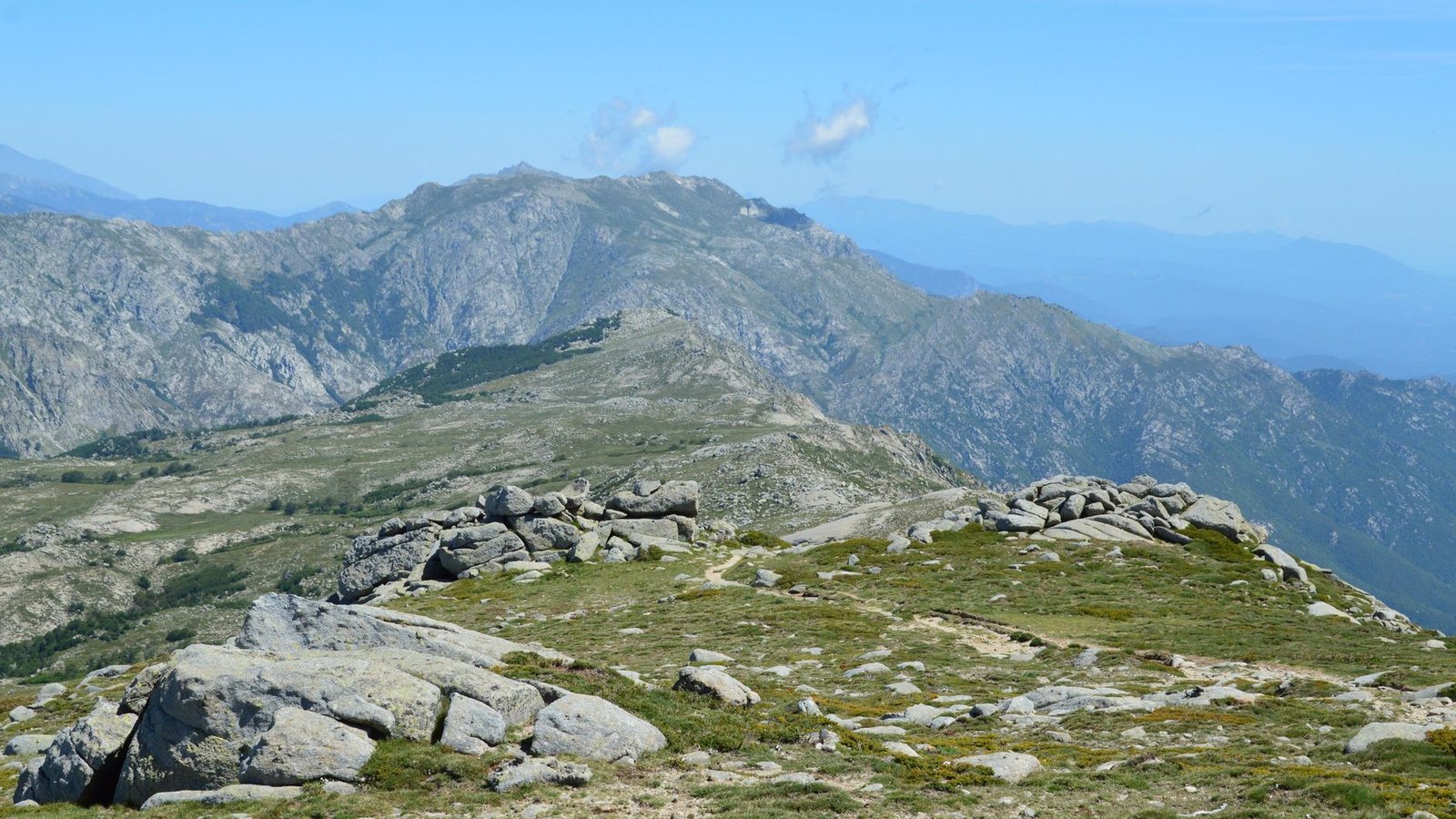 Paysage de montagne rocheux sous un ciel bleu en Corse