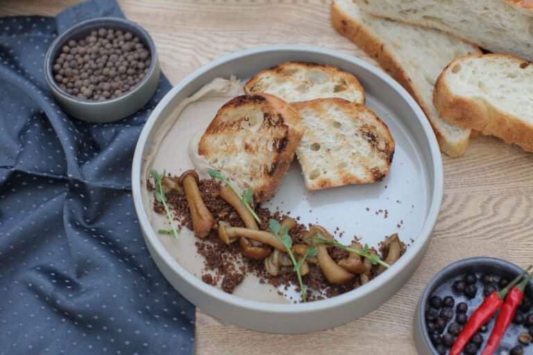 Tranche de pain grillé garnie de champignons poêlés et d'herbes