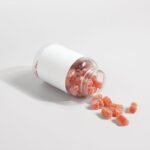 Gommes vitaminées colorées sorties d'un flacon