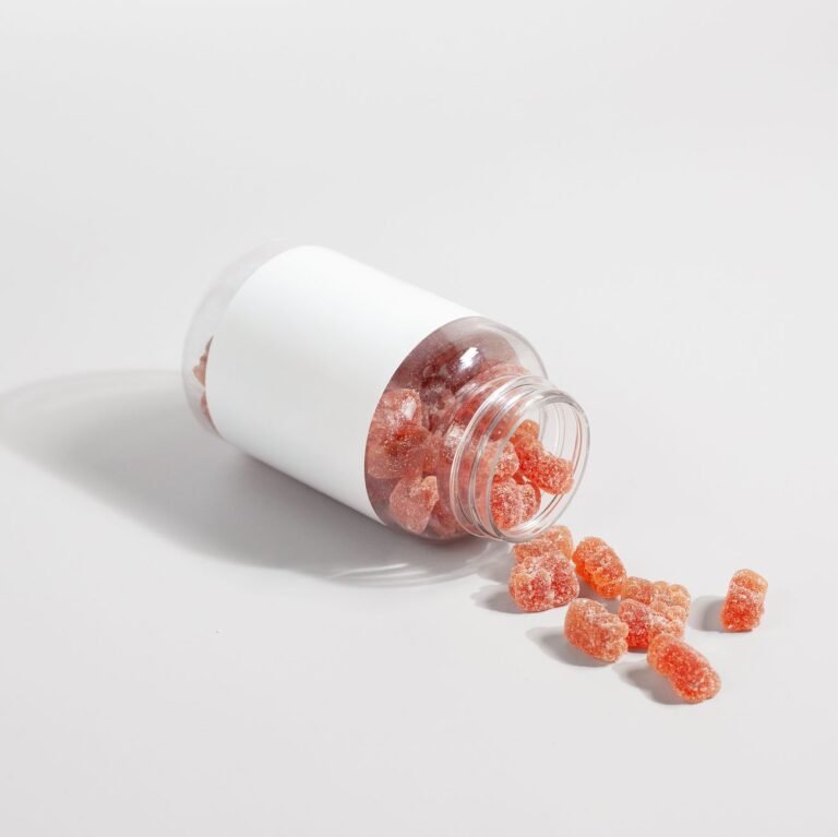 Gommes vitaminées colorées sorties d'un flacon