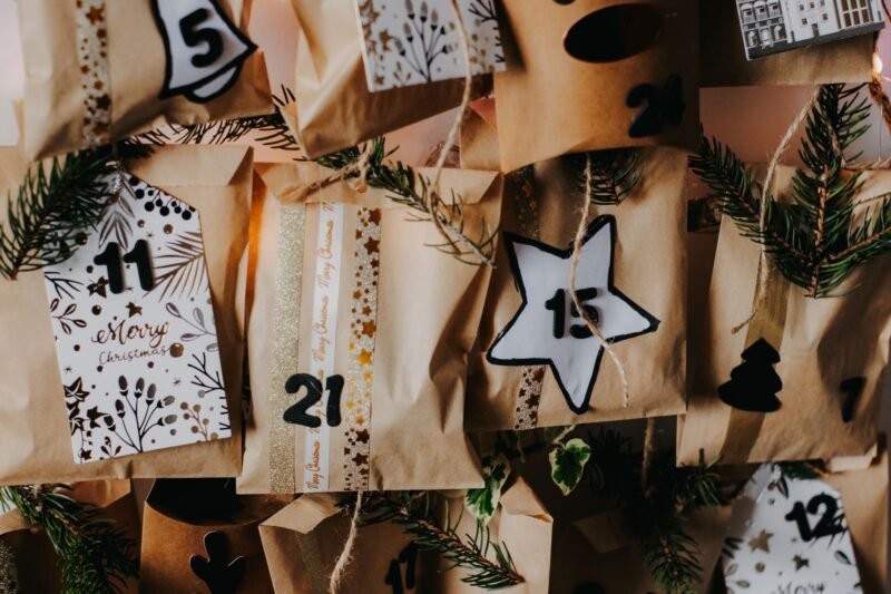 Calendrier de l'Avent fait maison avec des sachets en papier numérotés