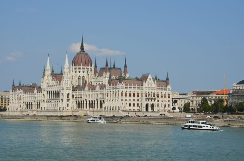 Le Parlement hongrois au bord du Danube à Budapest