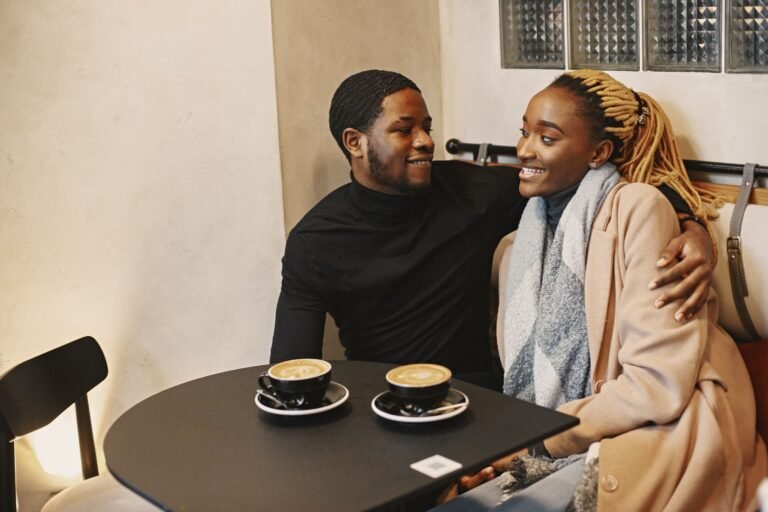 Couple souriant partageant un café en terrasse