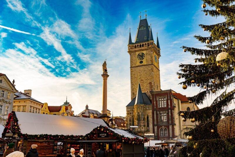 Marché de Noël sur la place de la Vieille-Ville de Prague, avec la tour de l'hôtel de ville et un sapin