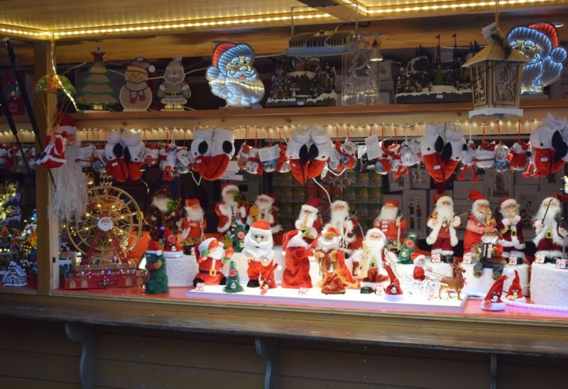 Chalet de marché de Noël à Strasbourg garni de décorations de Noël colorées