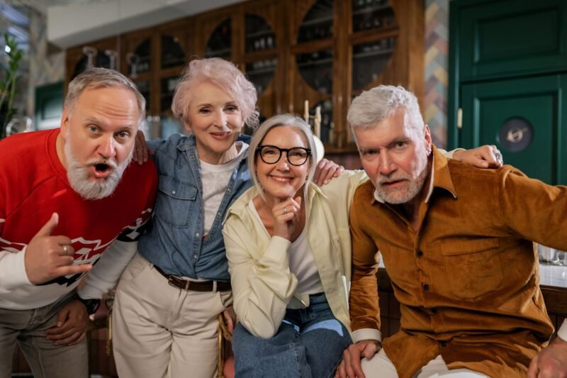 Seniors réunis dans un café, souriants et conviviaux