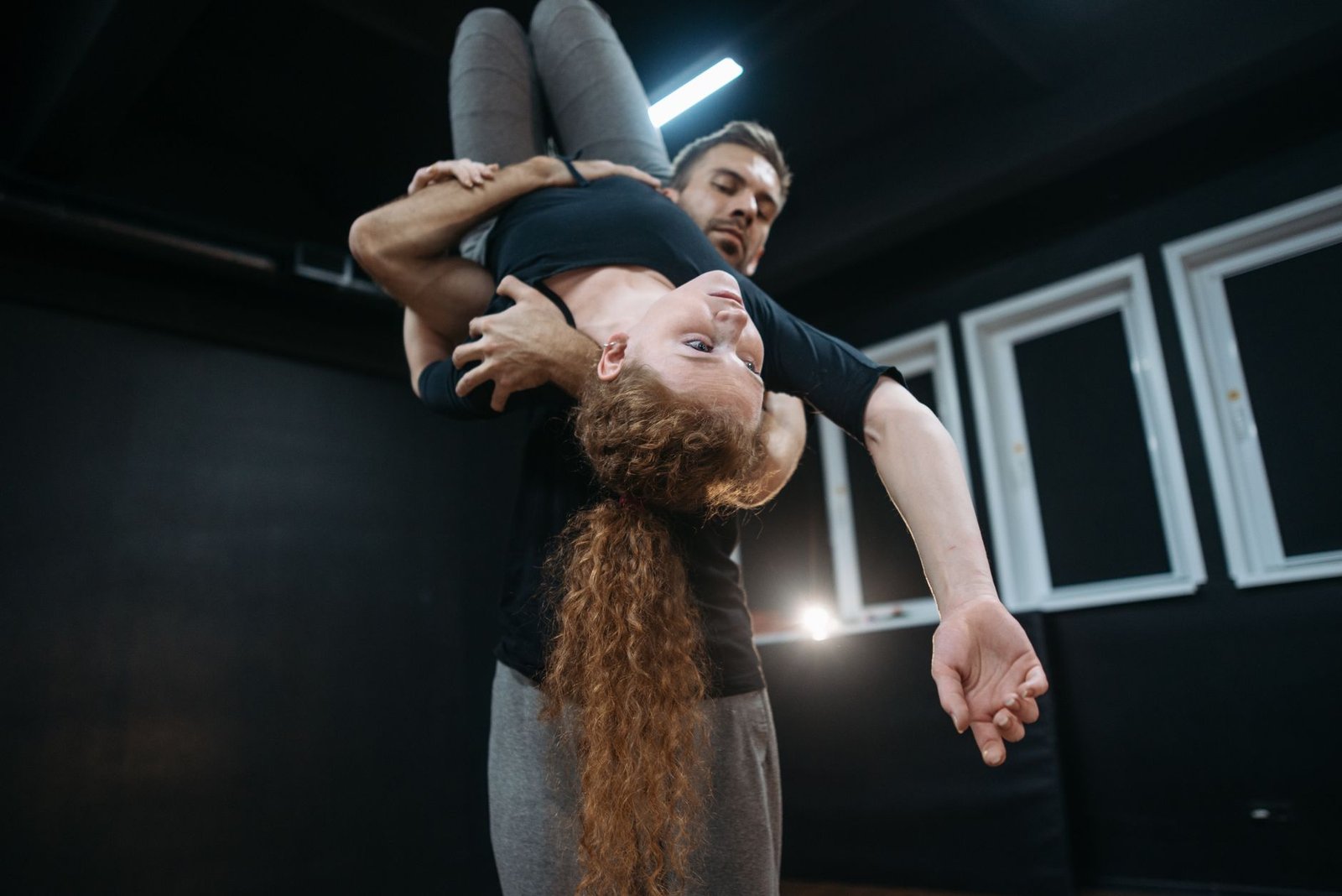 Couple dansant ensemble dans un studio