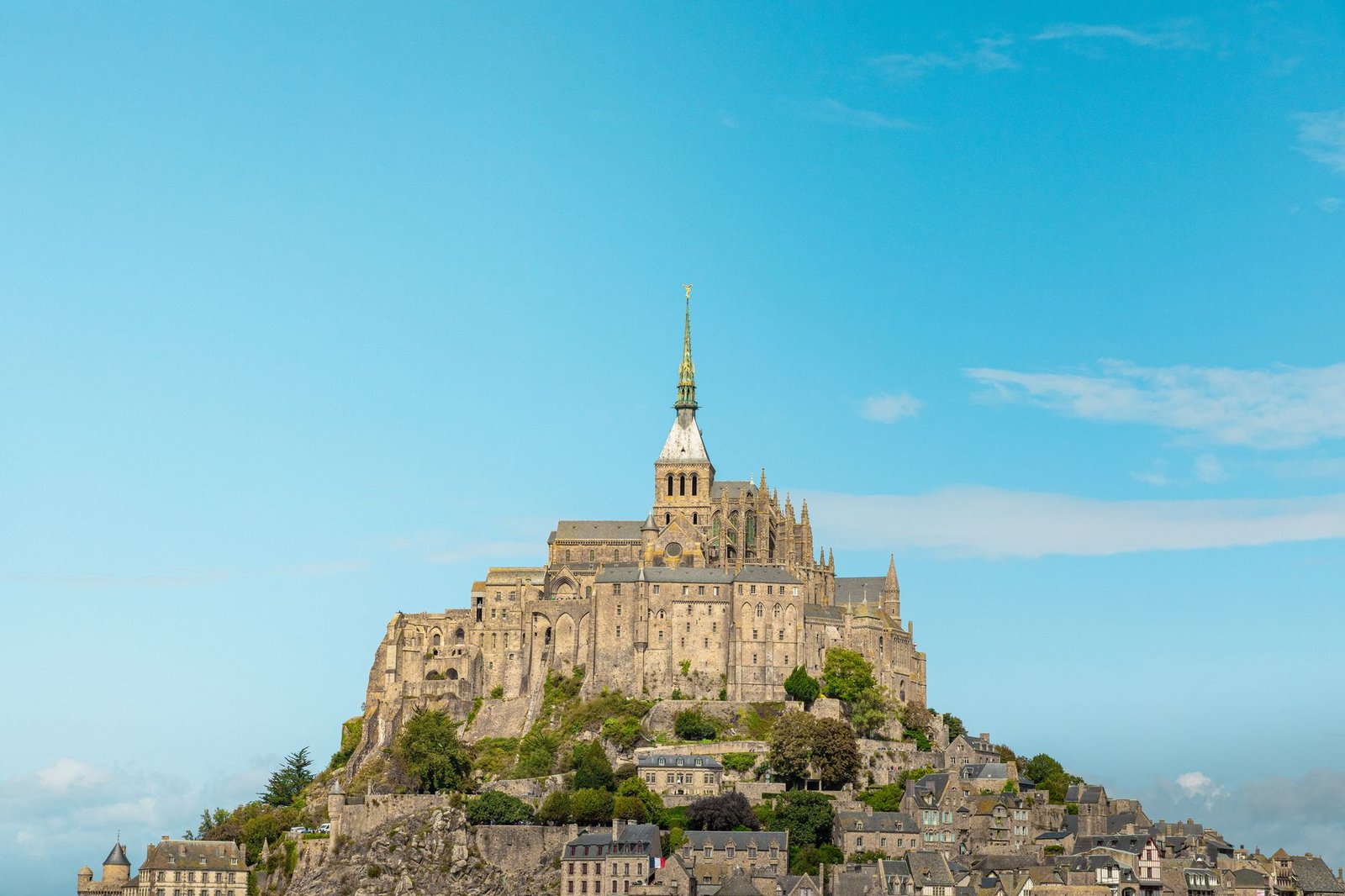 Le Mont-Saint-Michel sous un ciel bleu