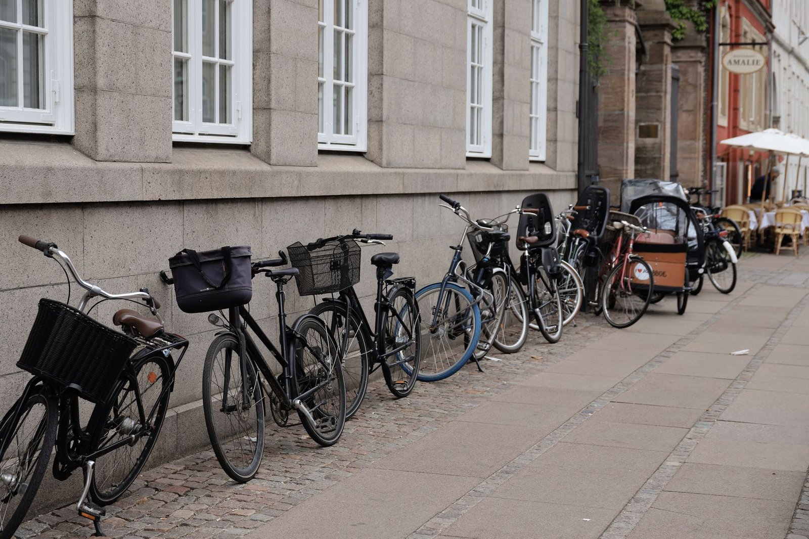 Vélos garés le long d'une rue de Copenhague