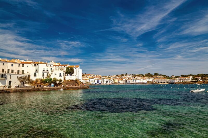 Maisons blanches de Cadaqués au bord de l'eau turquoise de la Costa Brava