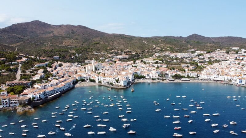 Vue aérienne de Cadaqués et de la côte catalane, à environ une heure de route de Figueras