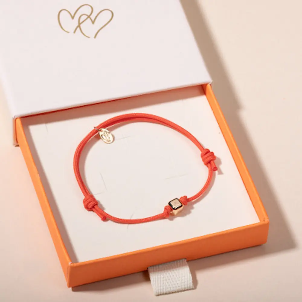 Bracelet cube personnalisé avec gravure dans son écrin