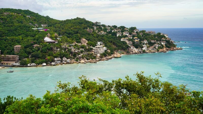 Vue aérienne de Shark Bay à Koh Tao, eaux claires et côte