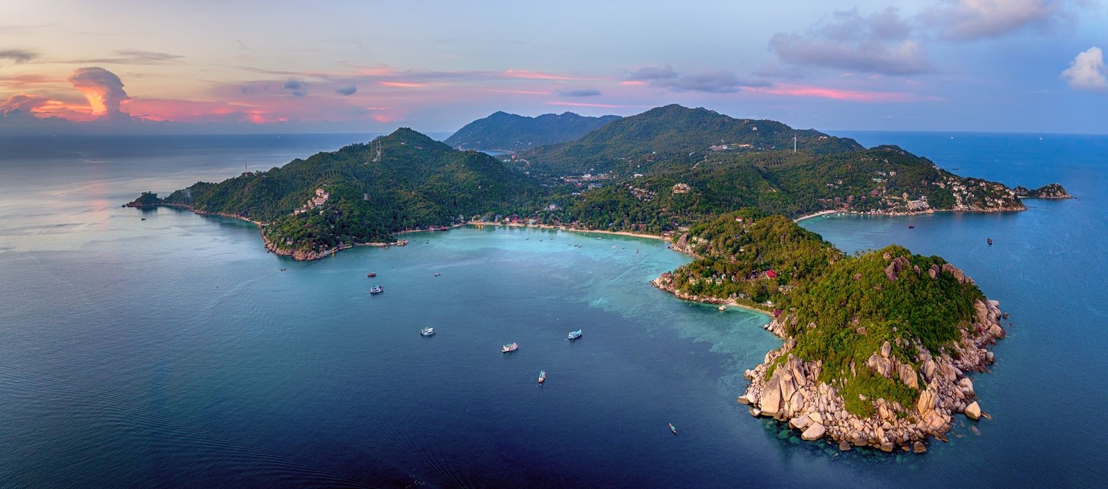 Vue aérienne de l'île de Koh Tao en Thaïlande au coucher du soleil