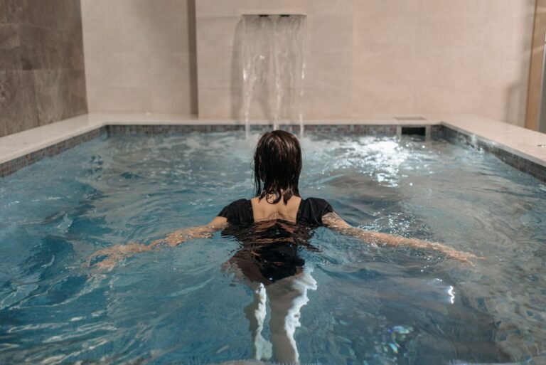Femme nageant dans une piscine intérieure de spa