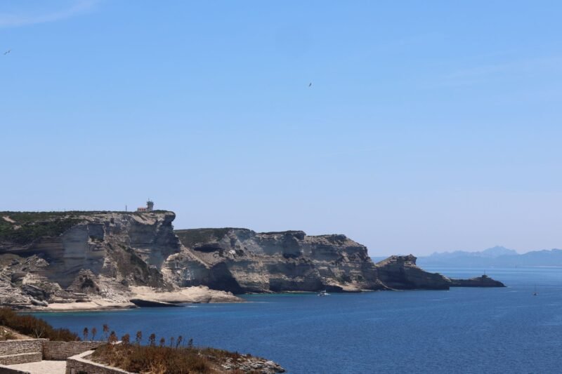 Falaises calcaires de Bonifacio au-dessus d'une mer turquoise