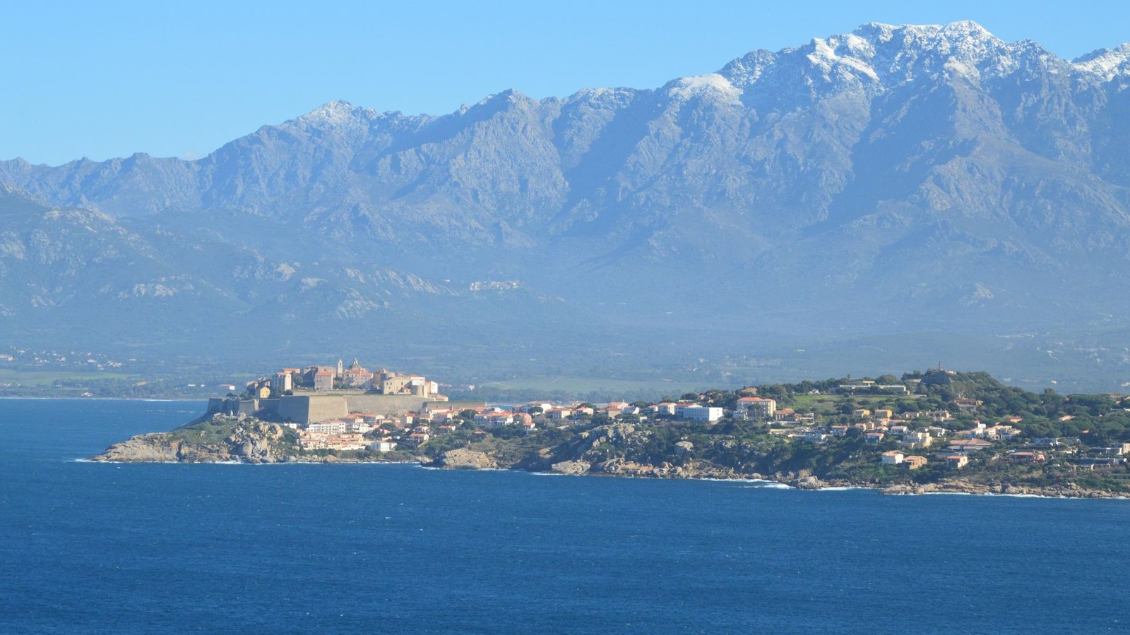Vue de Calvi, la mer et les montagnes en arrière-plan