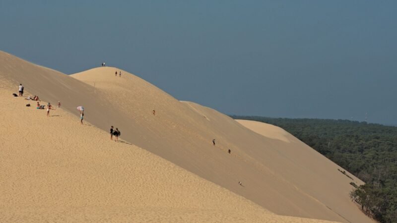 Visiteurs sur les vastes sables de la dune du Pilat