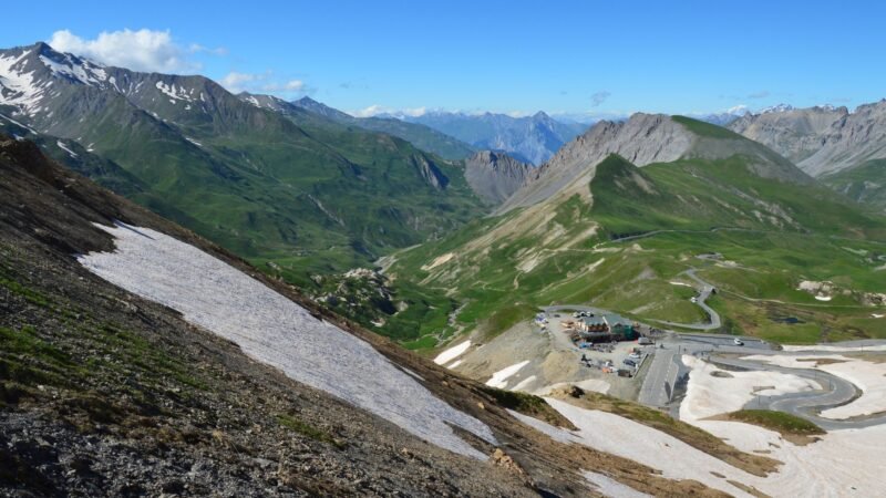 Route de montagne et paysage alpin avec des taches de neige