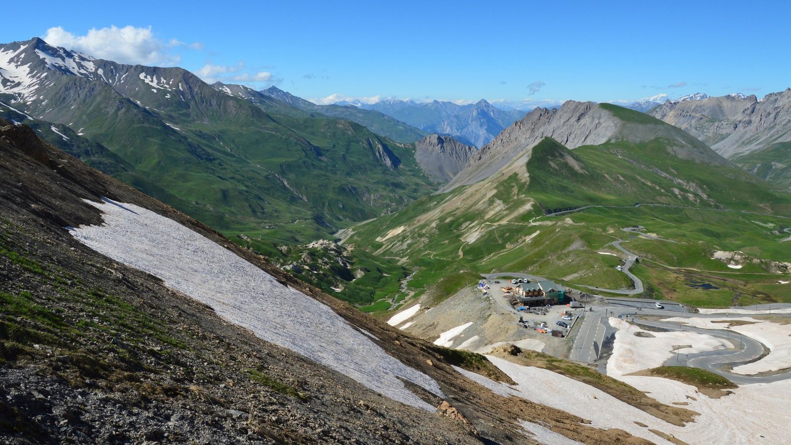 Route de montagne et paysage alpin avec des taches de neige