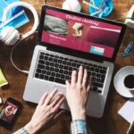 Personne utilisant un comparateur de sites de rencontre en ligne sur ordinateur, tablette et smartphone