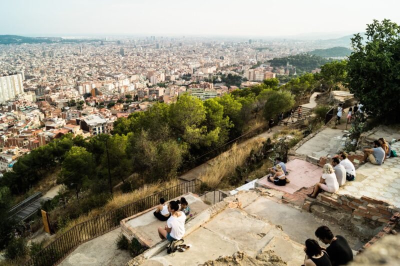 Personnes assises face au panorama de Barcelone depuis les Bunkers del Carmel