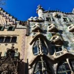 La façade de la Casa Batlló de Gaudí, couverte de mosaïques et de balcons en forme de masques, sur le passeig de Gràcia