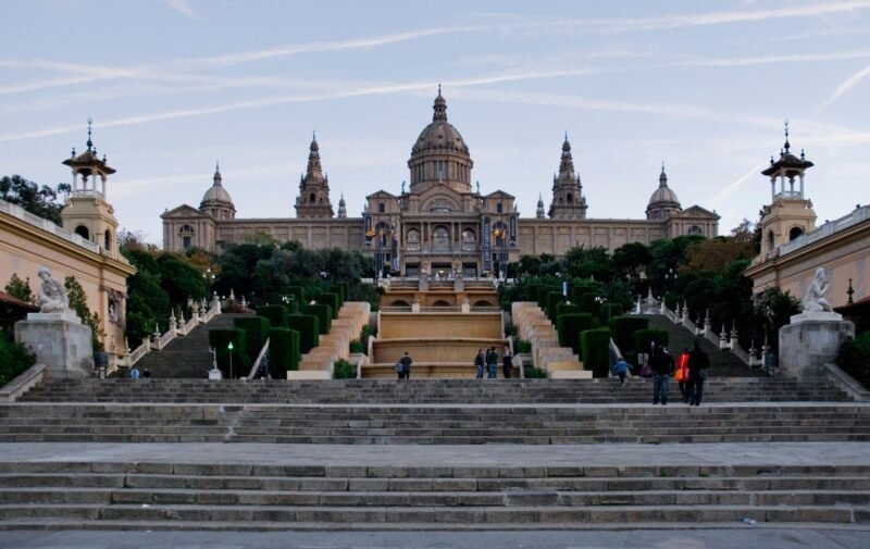 Le Palau Nacional sur la colline de Montjuïc, au sommet de grands escaliers, à Barcelone