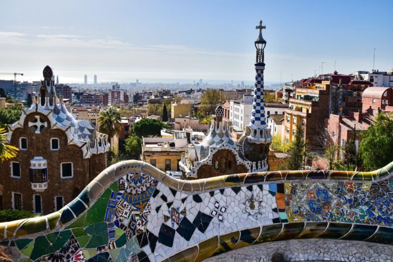 Mosaïques colorées de Gaudí au Park Güell avec Barcelone en arrière-plan