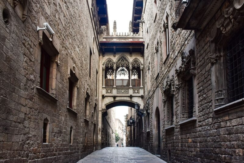 Ruelle pavée du quartier gothique de Barcelone sous le pont de la carrer del Bisbe