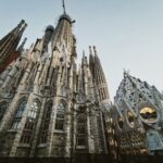 Les tours et la façade de la Sagrada Família à Barcelone vues d'en bas
