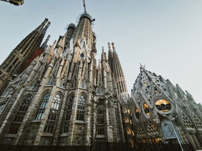 Les tours et la façade de la Sagrada Família à Barcelone vues d'en bas