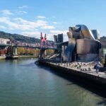 Le musée Guggenheim de Bilbao et son architecture de titane au bord de la Nervión