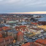 Vue sur les toits de Christianshavn, le port et le dôme de l'église de Marbre à Copenhague
