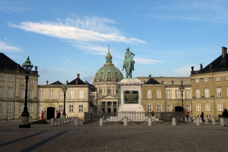 La cour du palais d'Amalienborg et le dôme de l'église de Marbre à Copenhague