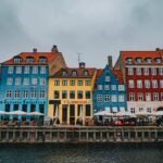 Maisons colorées et bateaux le long du port de Nyhavn à Copenhague