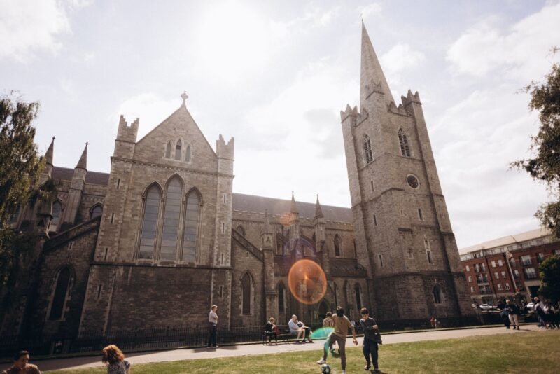 La cathédrale Saint-Patrick de Dublin et sa tour gothique au-dessus du jardin public